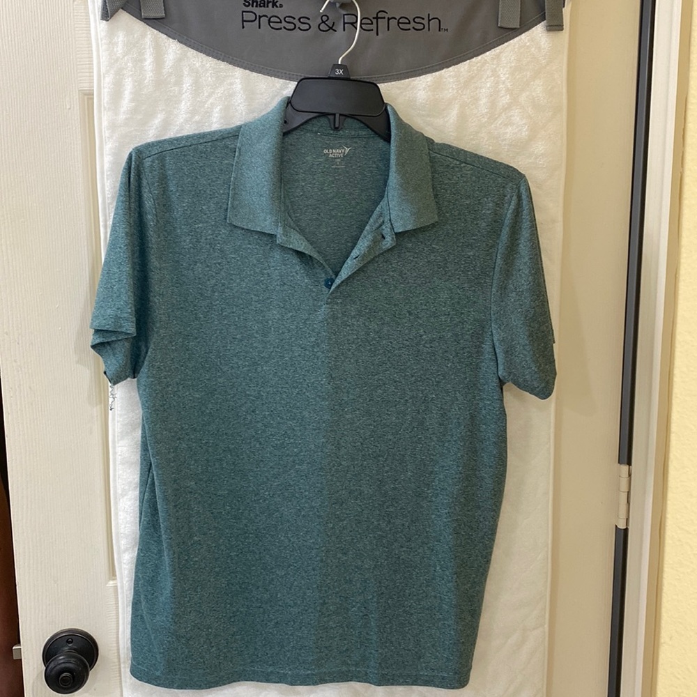 Mens L Old Navy Active polo.  Excellent condition.